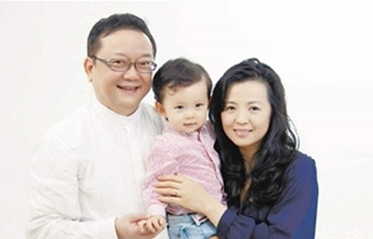 王刚藏了14年的网恋妻子，足足小自己20岁，“冒