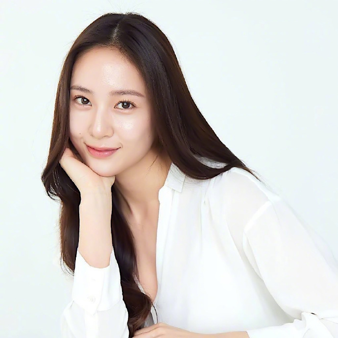 22歲的鄭秀晶氣質成熟，新劇中27歲的鄭秀晶，少年感反倒更強了