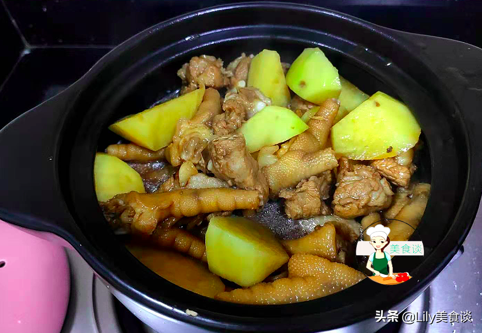 天冷了，燉上一鍋排骨雞腳土豆煲，鮮香又營養，大人孩子都愛吃
