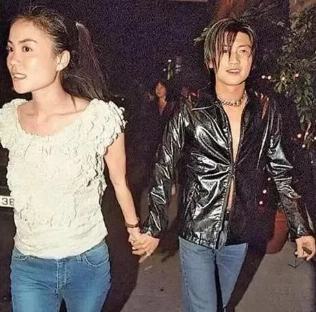 两个中年人牵个手，整个娱乐圈抖了抖