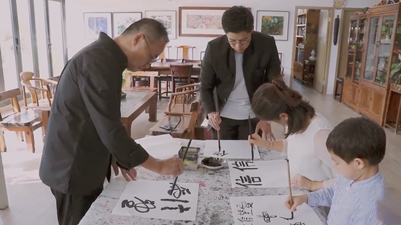 霍啟剛一家三口學畫畫，晶晶認真細緻顯氣質溫婉，霍中曦有模有樣