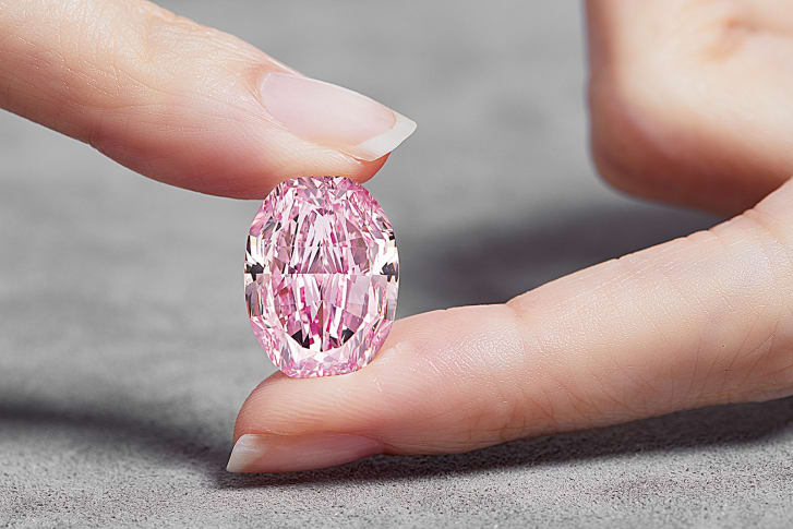 “超级稀有”的紫粉色钻石以2660万美元的天价成交