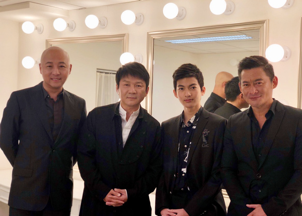 景岗山19岁儿子罕露面，五官过于精致立体，被赞是最帅星二代
