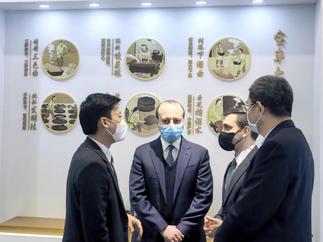 阿塞拜疆駐華公使到訪成都寶豐酒業酒店展廳