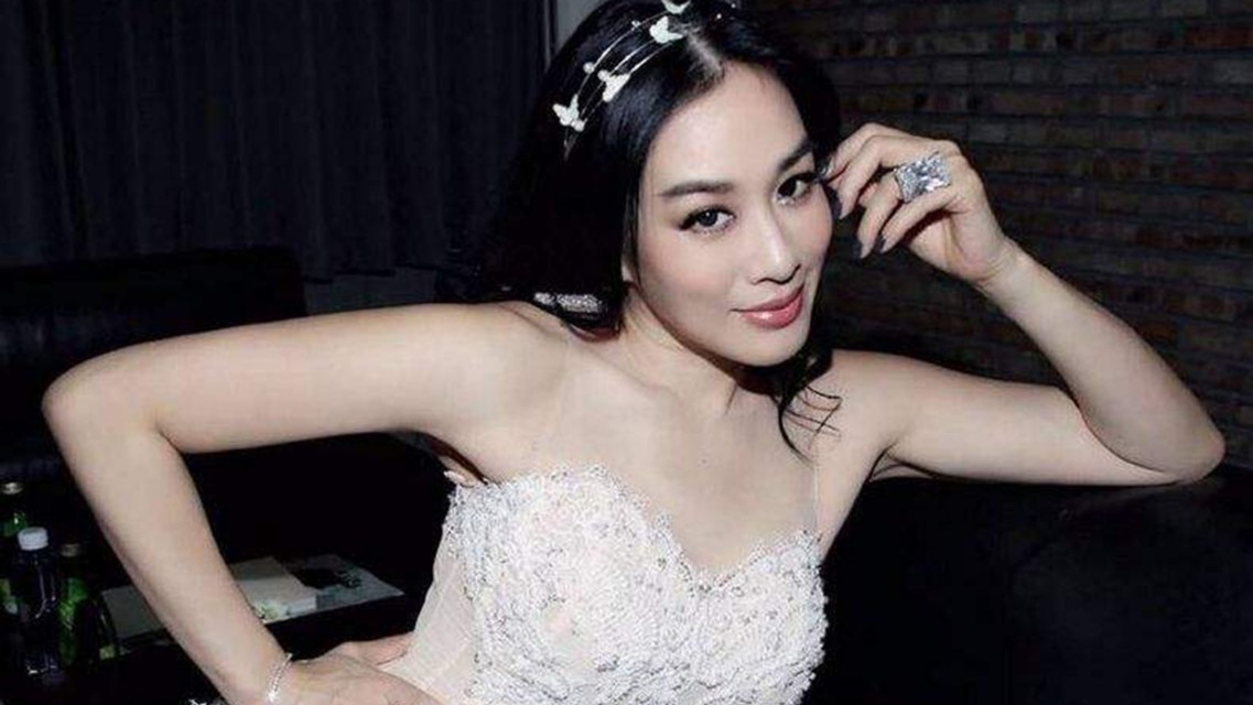性感女神钟丽缇，离婚2次带3女，嫁小12岁的张伦硕后家庭美满