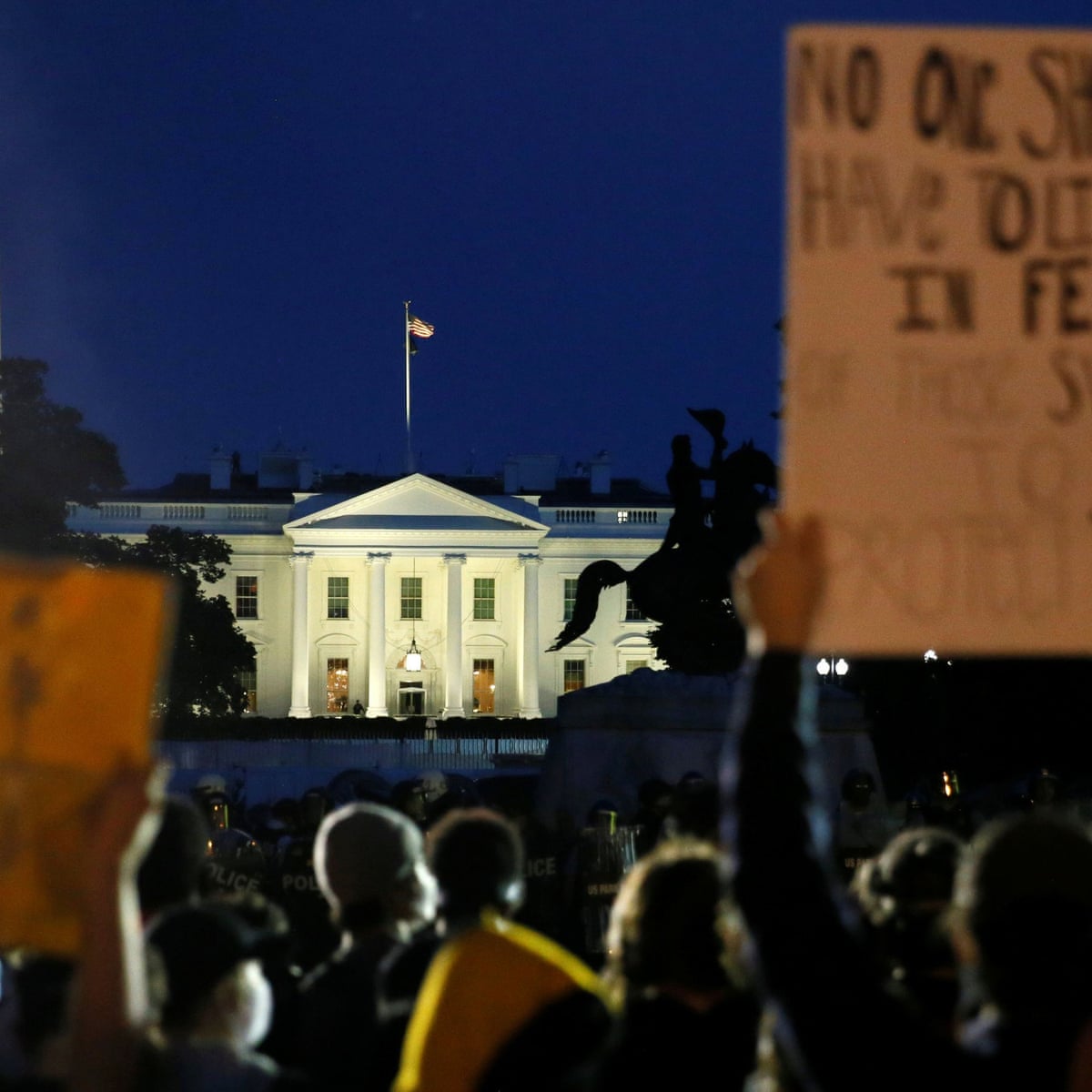 美媒爆料：示威者包围白宫时，特朗普拖家带口躲到了白宫地下掩体