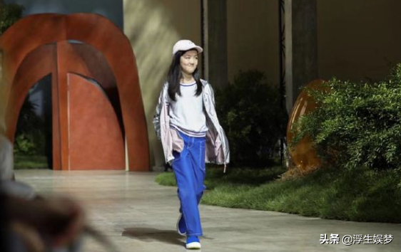 14岁李嫣过生日染金发秀美腿惹着了谁？别再拿年龄和嘴唇说事了