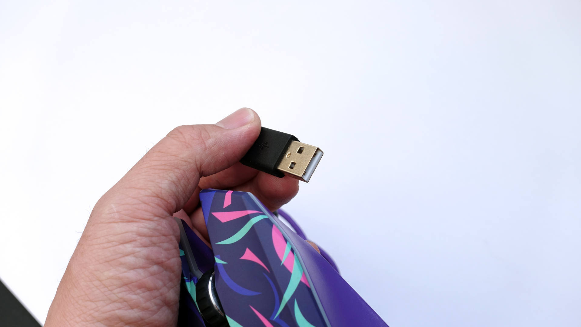 达尔优EM910荆棘版轻量化游戏鼠标体验：兼顾了手感与操纵感