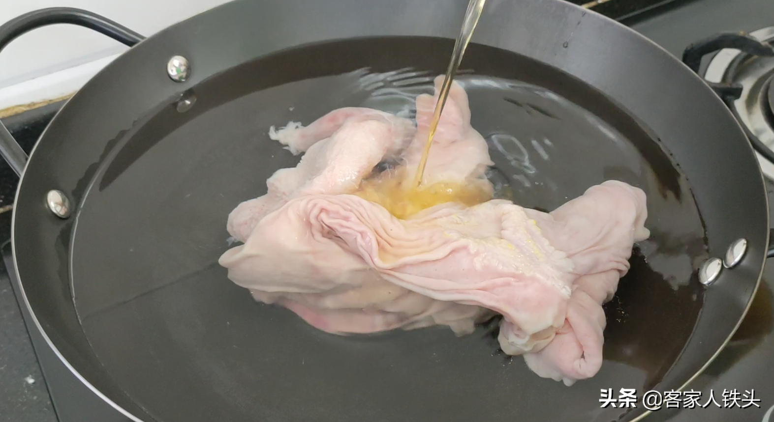 广东猪肚汤好喝有诀窍？别老一套煲，这样搭配，汤色奶白营养味美