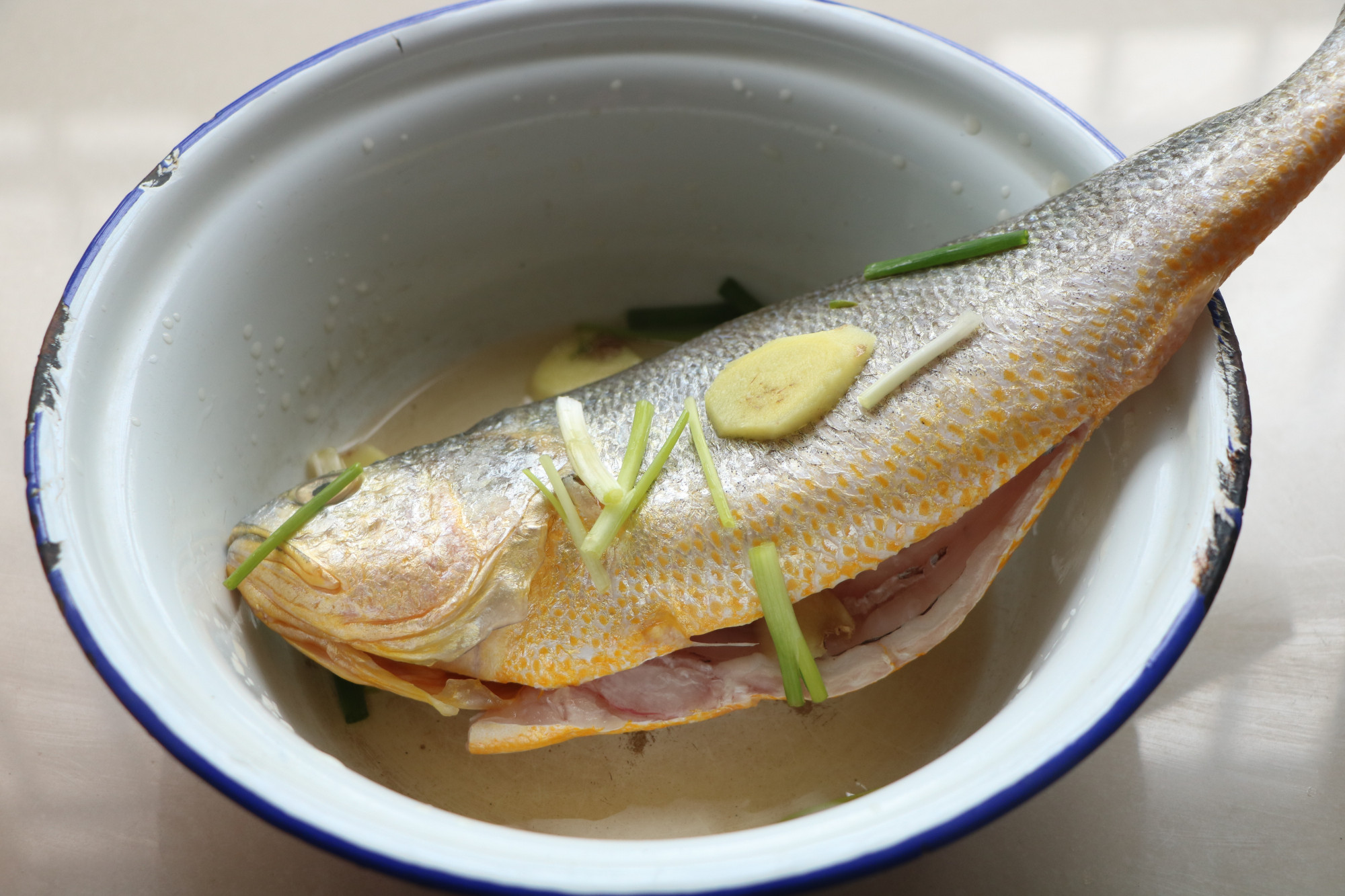 最近迷上了吃鱼，肉多刺少超鲜嫩，不管清蒸红烧，每顿一条不够吃