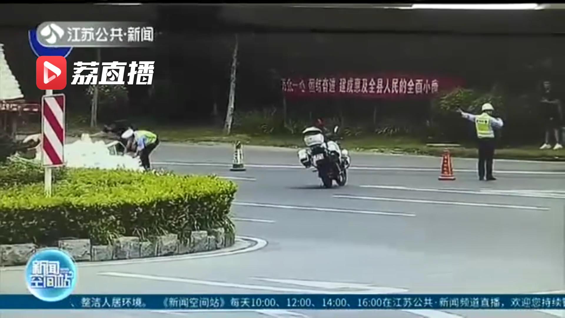 货物散落一地 辅警变身&ldquo;搬运工&rdquo;及时帮忙清理