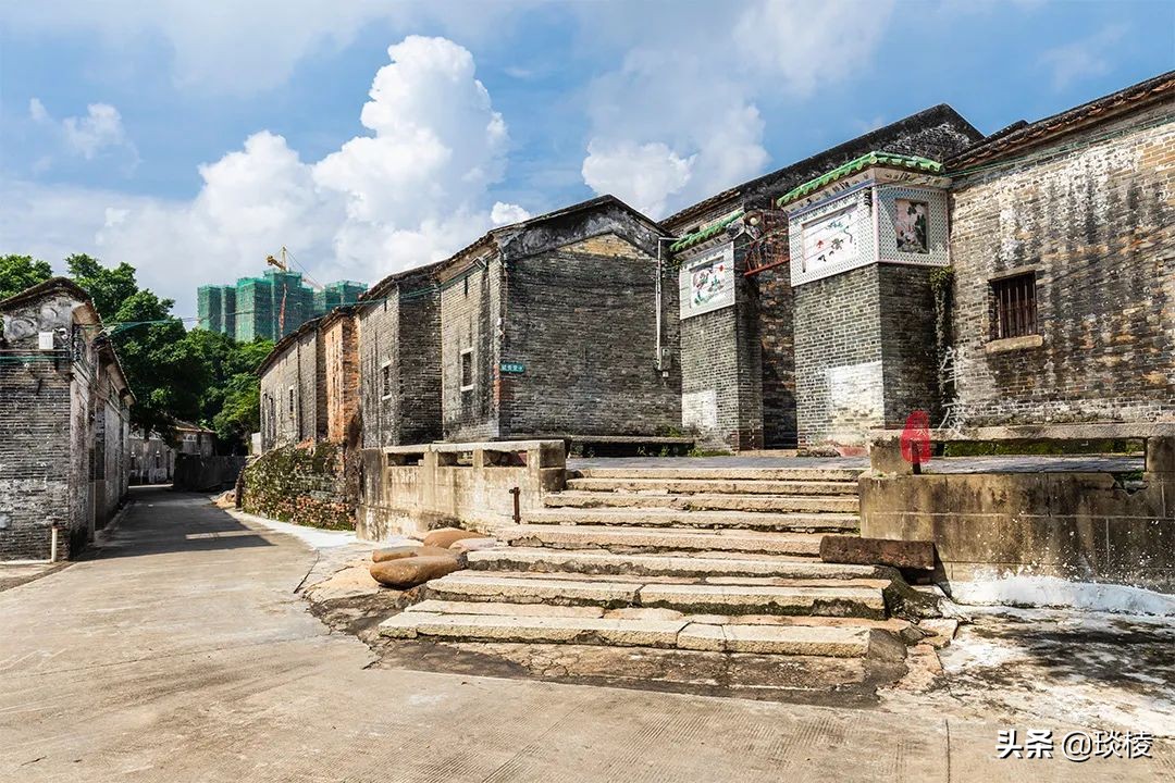 A mysterious "gossip village" actually uses house walls to make village walls, so thieves will get lost