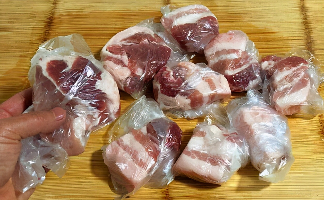 冻得像砖块的肉，不要用热水泡，学会解冻小妙招，肉吃着鲜嫩不腥-第6张图片-农百科