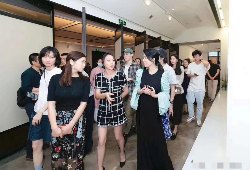 周迅被爆离婚后首现身，颈纹眼袋发际线后移，