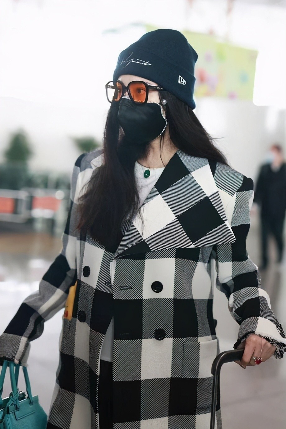 奔四的女人别再大衣配打底裤了，学学范冰冰这