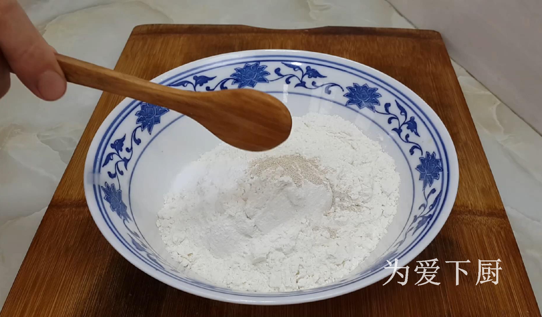 It’s easy to do this for fritters. Put it in the refrigerator. It’s simple and delicious.
