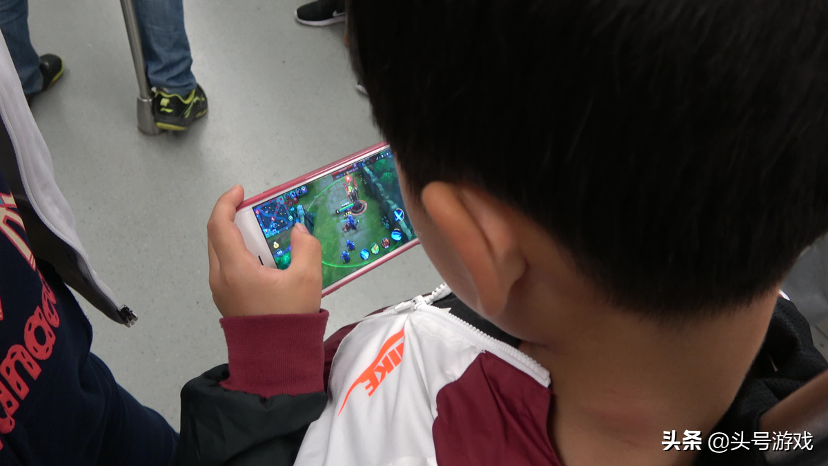 “60岁老人凌晨三点打排位”？腾讯游戏回应，17次人脸验证均通过