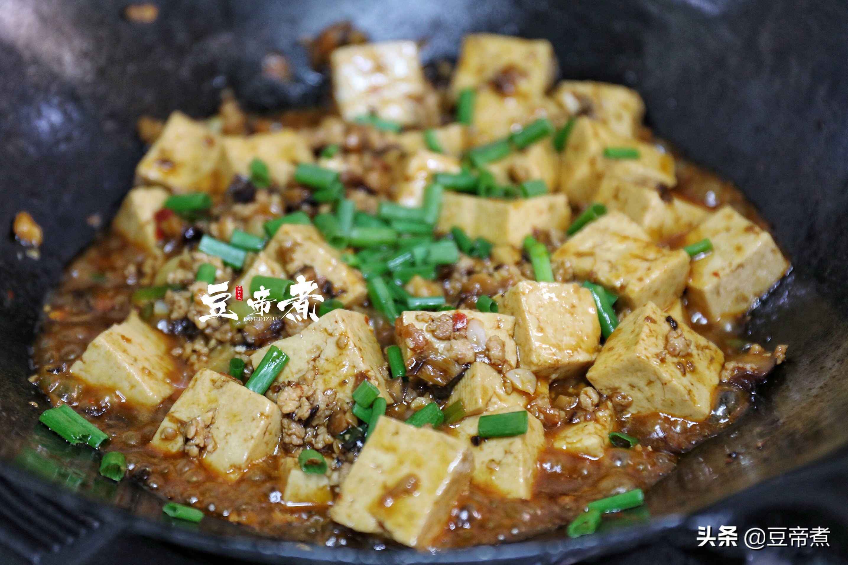 豆腐这样做，一匙就能下碗饭，味道香口感好，就算连吃三天也不腻