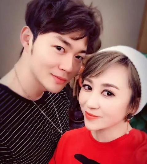 马丽母亲节升级当妈妈，与小老公幸福美满，沈