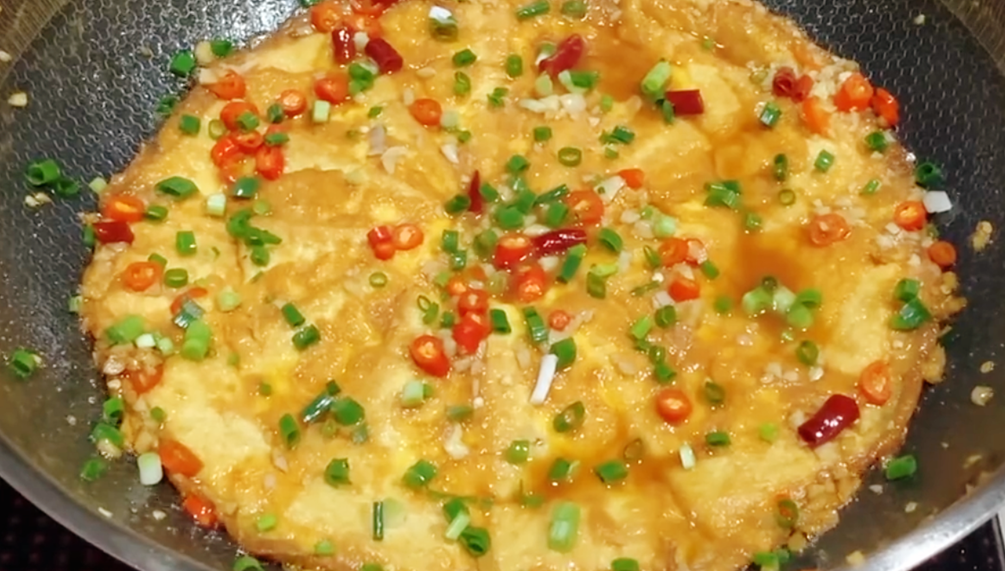 1塊豆腐，2個雞蛋，教你最近很火的雞蛋豆腐的做法，飯店沒得賣