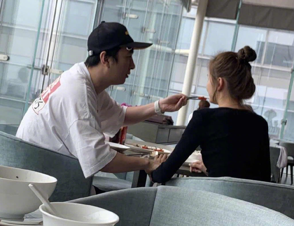 分手|王思聪甜仇分手了？女方发文自称单身 此前被曝男方豪宅相送