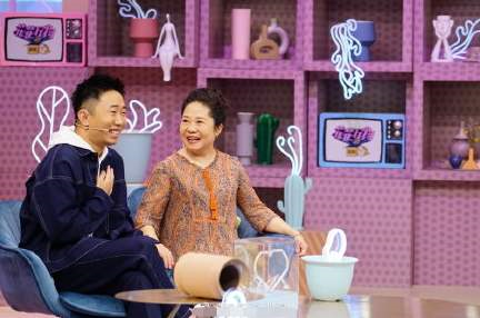 杨迪小时候不爱吃饭，妈妈就逼他吃虫子，一家综艺感十足