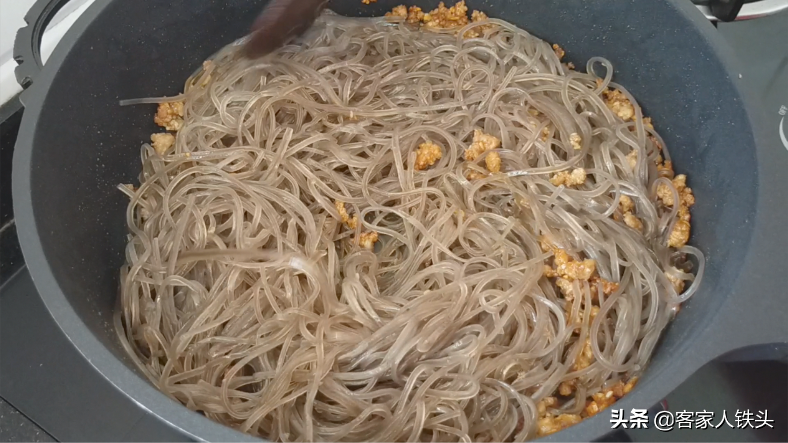 1把粉条1把酸菜，两广人都爱的一个吃法，简单开胃，好吃不油腻