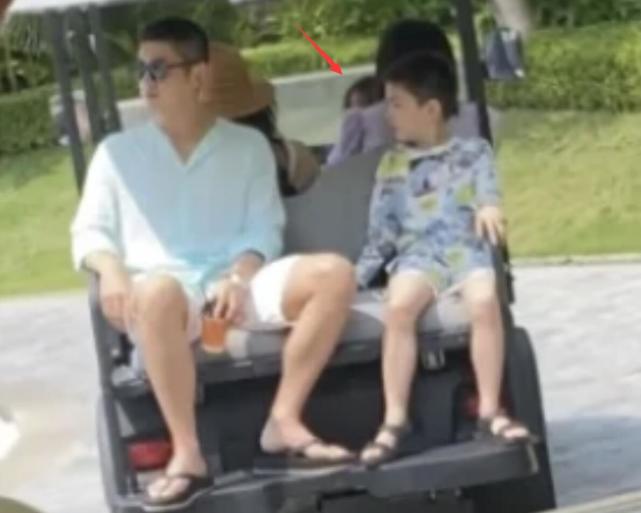 杜江和霍思燕一家出遊，神秘小女孩再現身，露側臉與霍思燕熱聊