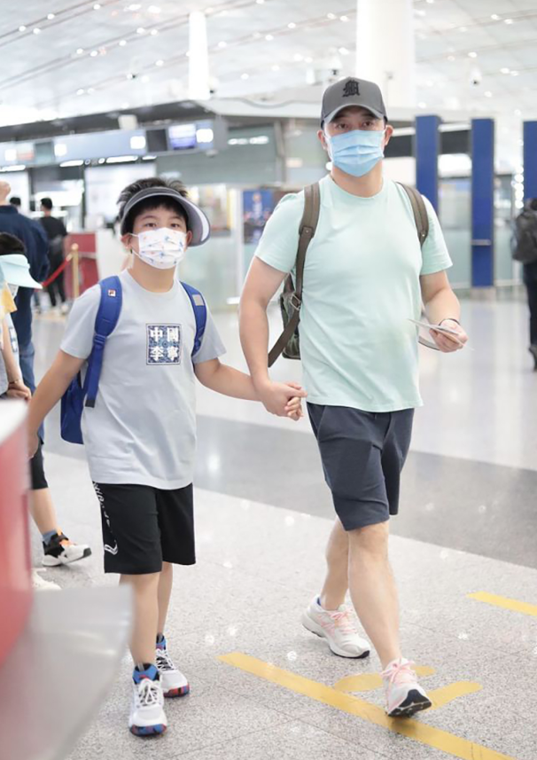 沙溢一家四口现身，妻子休闲穿搭显活力，7岁小儿子个头超妈妈肩