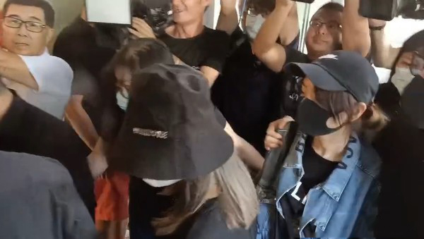 黄鸿升追悼会现场：女友情绪几近崩溃，张钧甯贾静雯曹格哀伤落泪