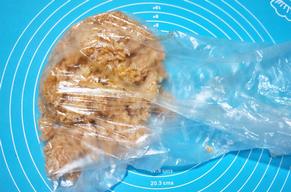 把雞蛋打進剩米飯裡，學會這新吃法，越吃越上癮，上桌就搶光
