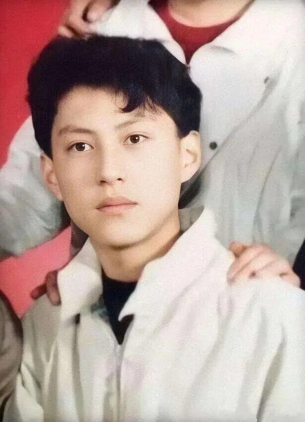 靳东：两次爱上离婚妇女，不顾家人反对娶了二