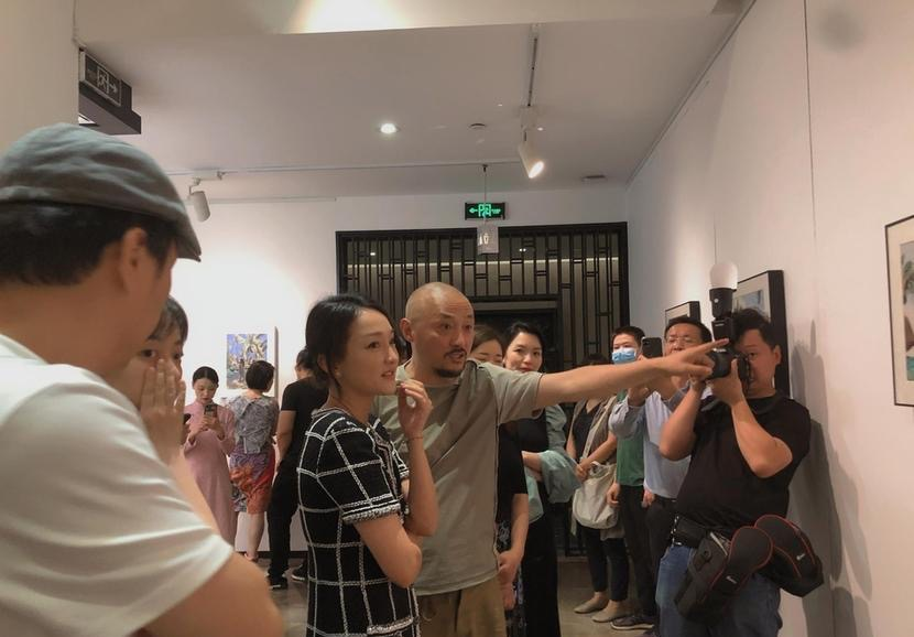 周迅被爆离婚后首现身，颈纹眼袋发际线后移，