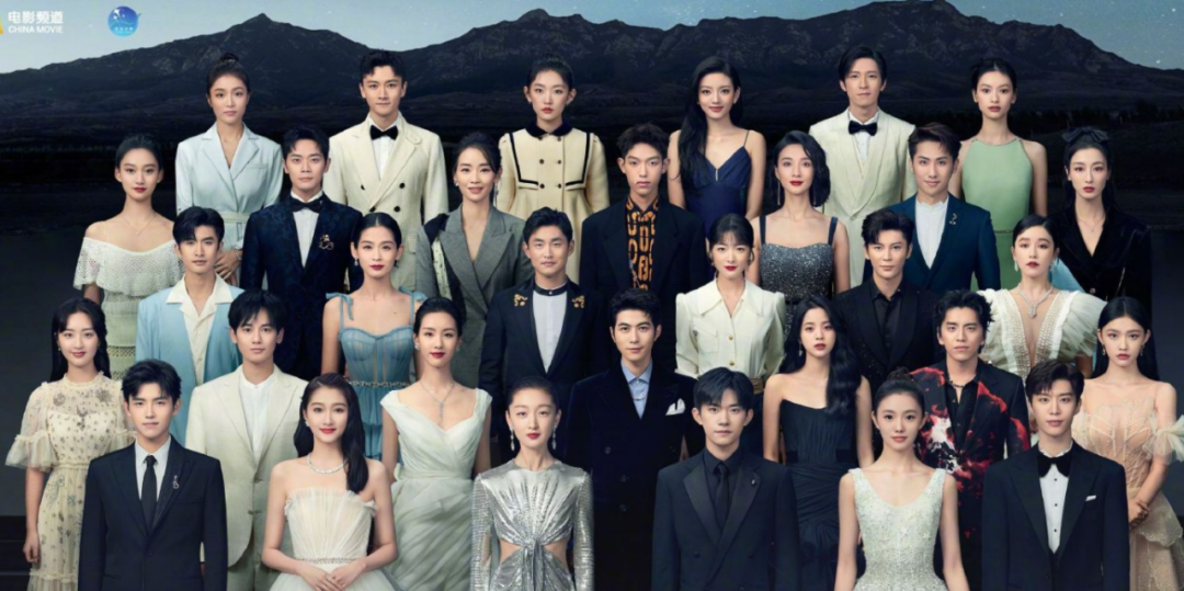 大合照体现地位：周冬雨千玺稳站C位，范丞丞挤