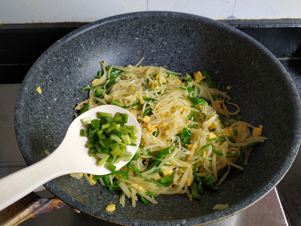 How can potato shreds keep on being fried?  The farmer’s chef has a trick, the taste is mellow and chewy