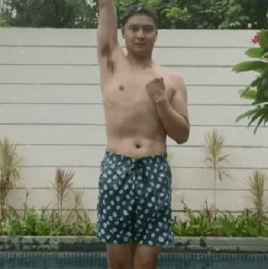 田亮再秀跳水技术，裸上半身仍有腹肌，有意让女儿进网球俱乐部？