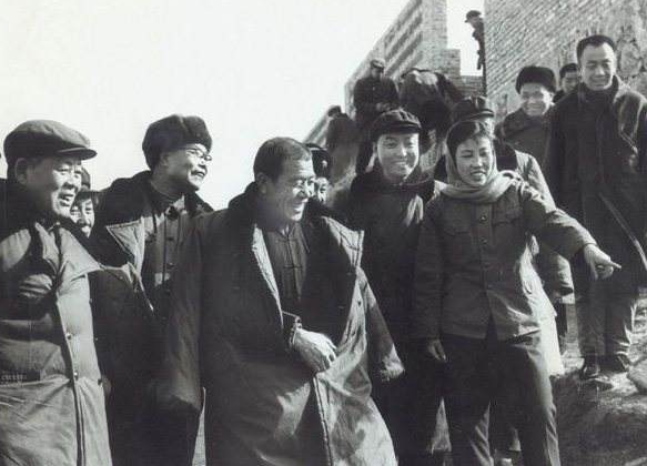 开国将领衣锦还乡，搭乘驴车回故乡，不想老车