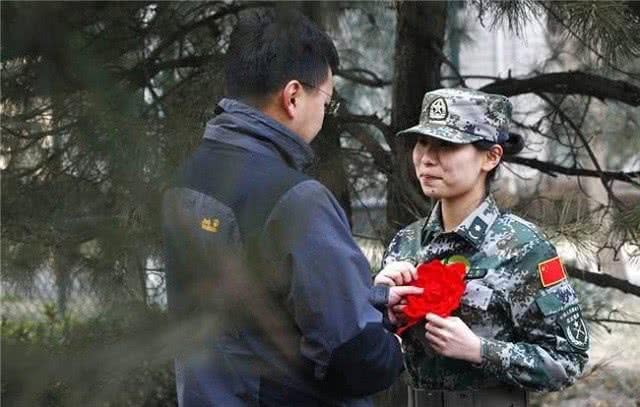 部隊(duì)中男兵的妻子叫軍嫂，那女兵丈夫叫什么呢？下次別再叫錯(cuò)了