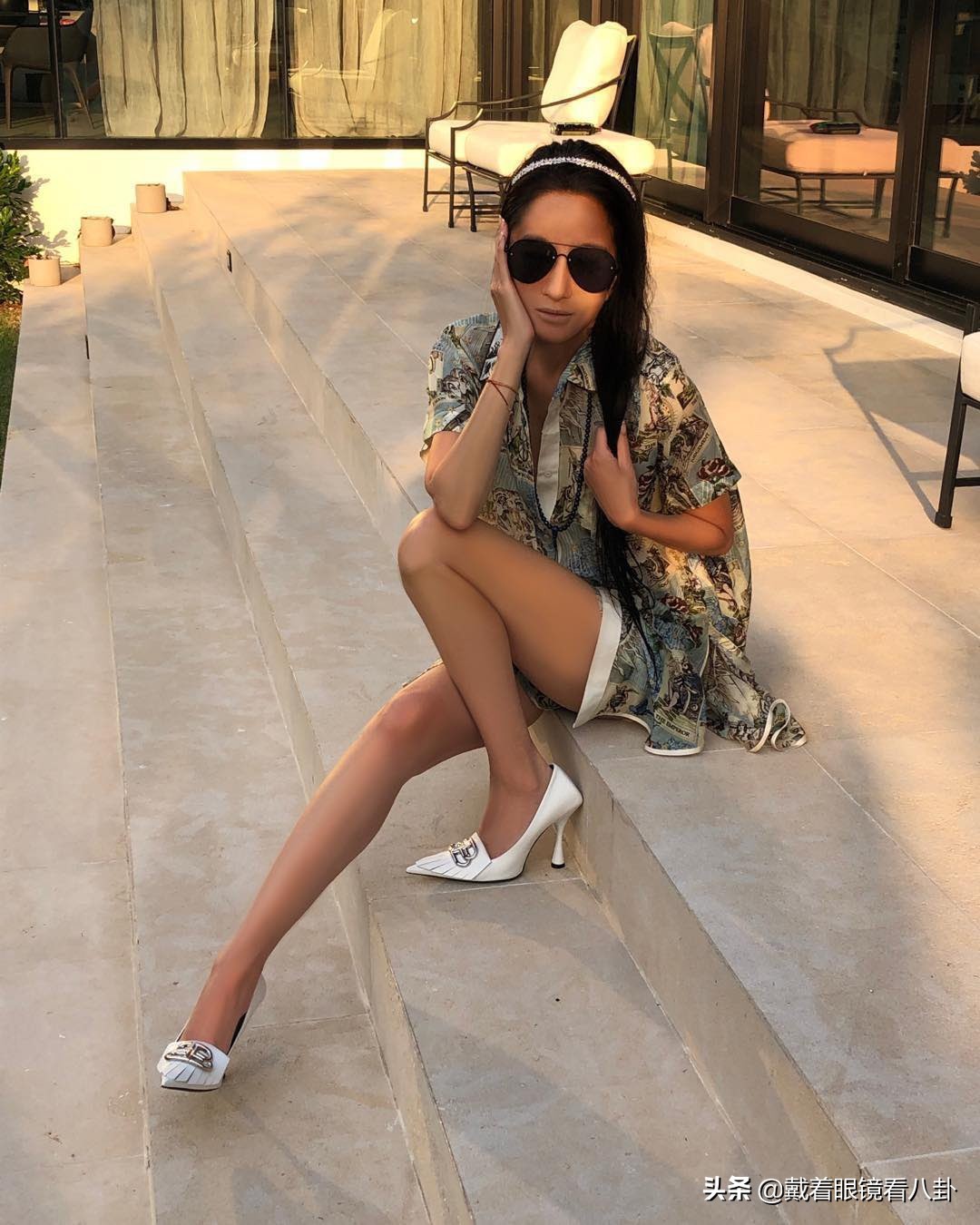 婚纱女王王薇薇庆72岁生日，身材苗条不显老，身