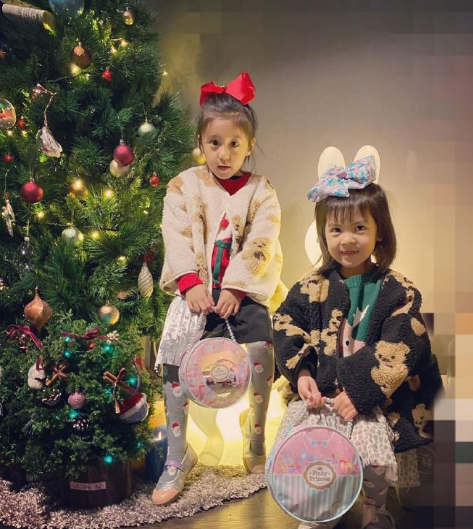 贾静雯4岁女儿波妞给妈妈做礼物，并嘟嘴献吻，颜值解封越长越美