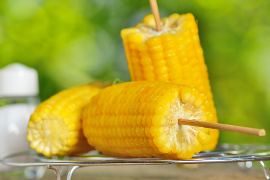 保存玉米，直接冷冻还是煮熟再冻？方法弄对，玉米放久了也鲜甜