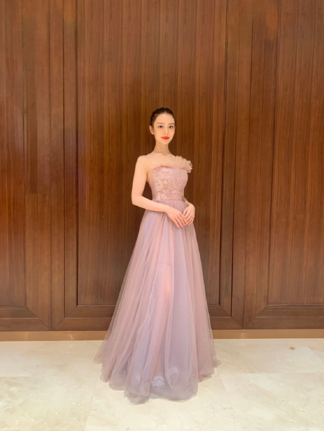 郎朗当爸后迎首个生日，与吉娜合体包粽子庆生，夫妻幸福相拥甜齁