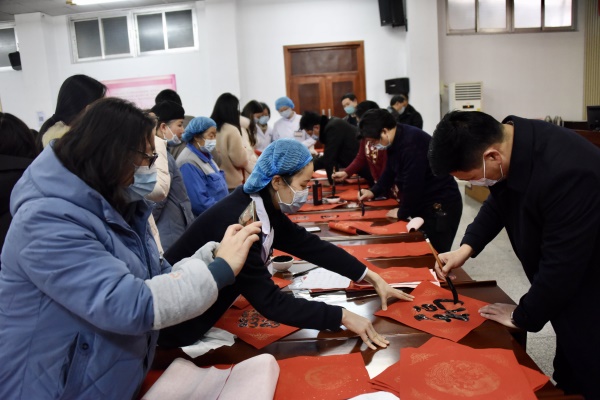 淮安市文化馆开展义写春联送福进医院活动