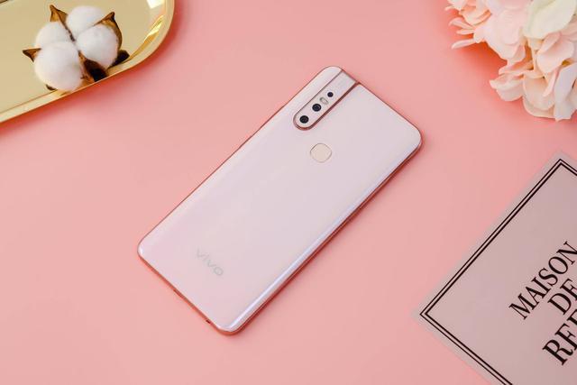 vivo S1全新升级出场，让女孩信心做好自己！宠溺粉美图照片测评