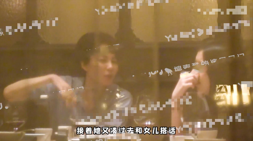 王菲现身聚会兴致高，和李嫣搭话烟酒不离手，