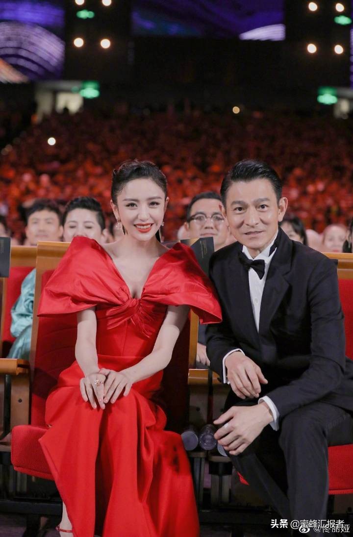  央视主播海霞点评丁真走红真正原因是什么？佟丽娅在贾玲微博评论里秀合照