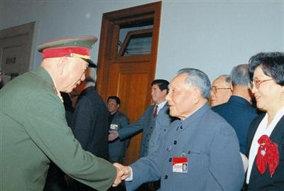 刘华清：64岁踮起脚看别人航母，让人心酸，晚年