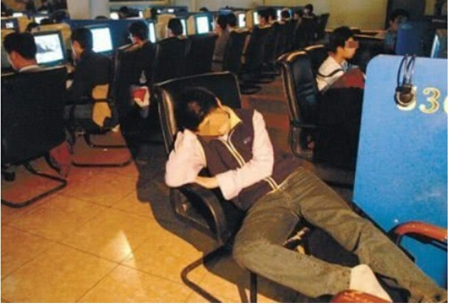 为了儿子不沉迷游戏，父亲买号在游戏中追杀儿