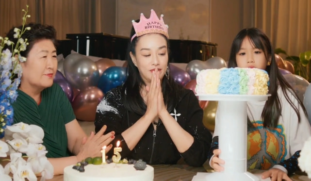 钟丽缇51岁庆生现场曝光，着开叉拖尾裙展婀娜身姿，状态超冻龄