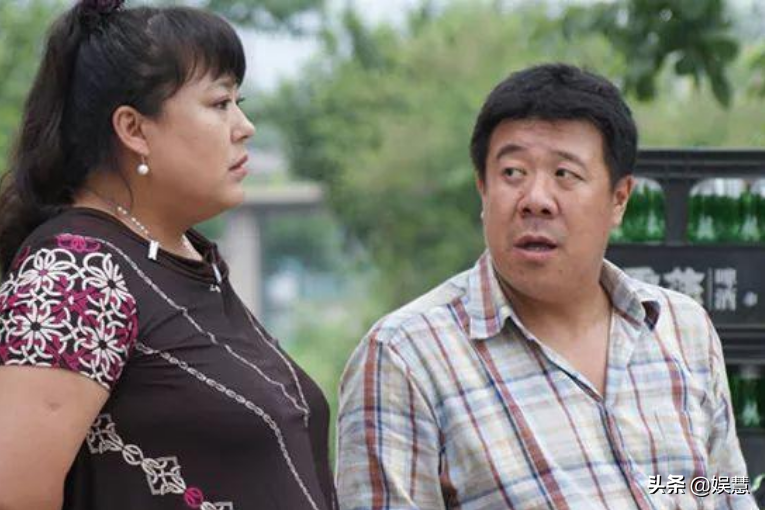 “诈骗”风波平息，演员李菁菁与90后丈夫出游，不像夫妻像母子